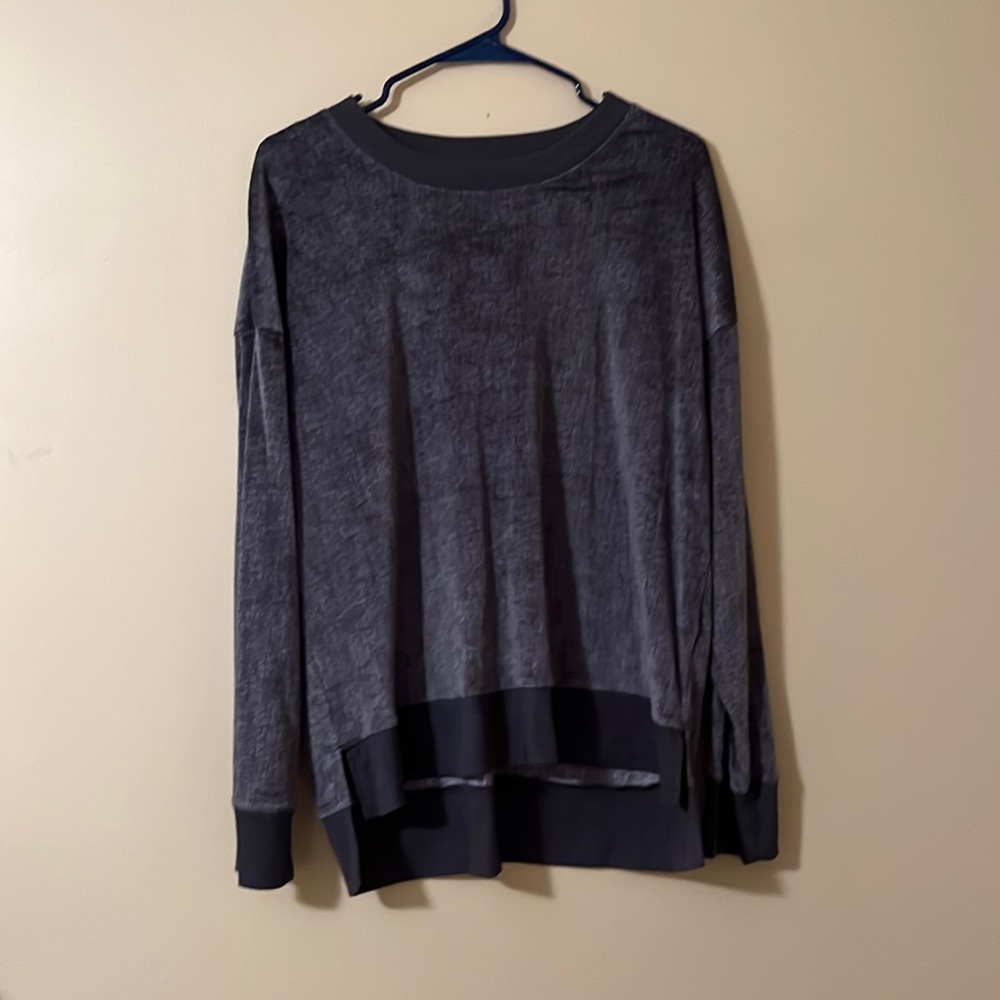 gray long sleeve tee